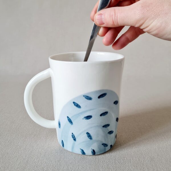 Mug pour thé et tisane en porcelaine. Flocon bleu