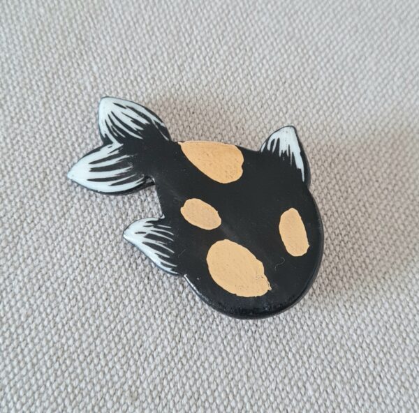 Broche en forle de carpe koï de couleur noir