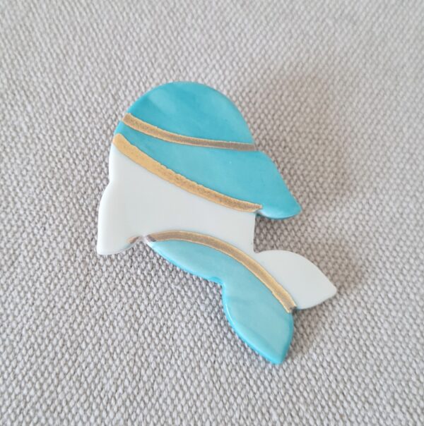 Broche en forme de carpe koï de coukeur turquoise et ligne or